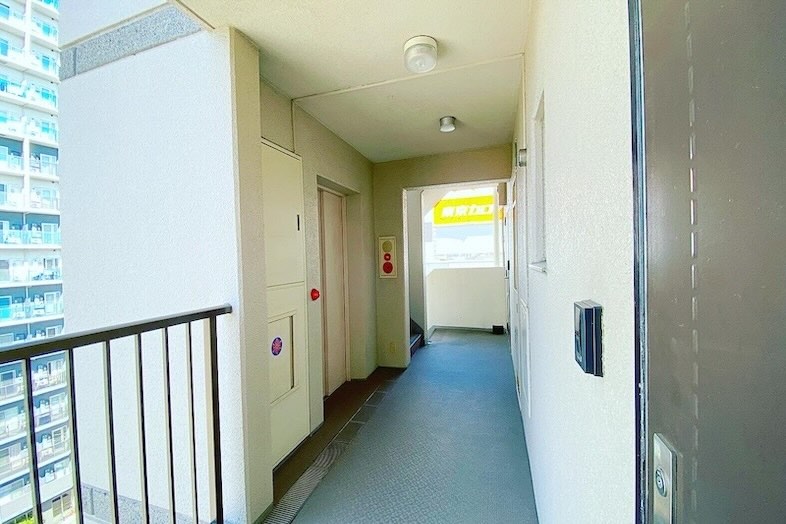 亀戸902マンションスタジオ｜共用の外廊下スペース
