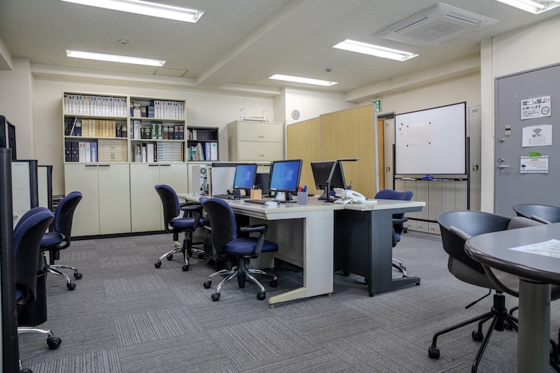 新宿3丁目オフィススタジオ / 高商スタジオ｜【オフィス】複数のデスクとPCが並ぶ空間はチームでの作業や会話を自然に切り取れる