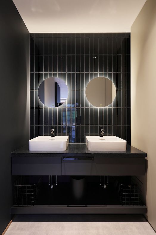 Villa Hokuto｜【洗面所】スタイリッシュな雰囲気は、美容系撮影やライフスタイルPRに最適