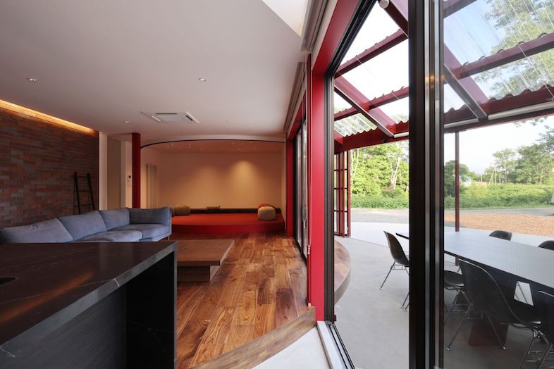 Villa Hokuto｜【リビング】ビビッドな赤が映える空間は、ブランドムービーや対談撮影にもフィット