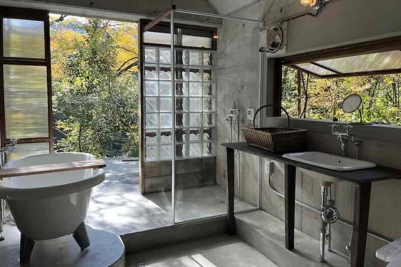 unbox okuōme｜【bathroom】ビンテージバスタブ×柔らかな自然光×木枠窓が印象的な森の中のバスルーム