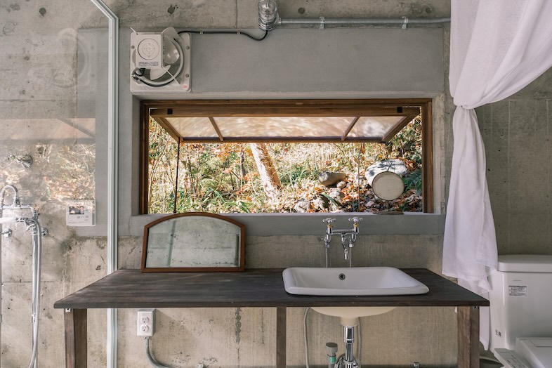 unbox okuōme｜【Bathroom】横長窓から緑を取り込めるのがポイント