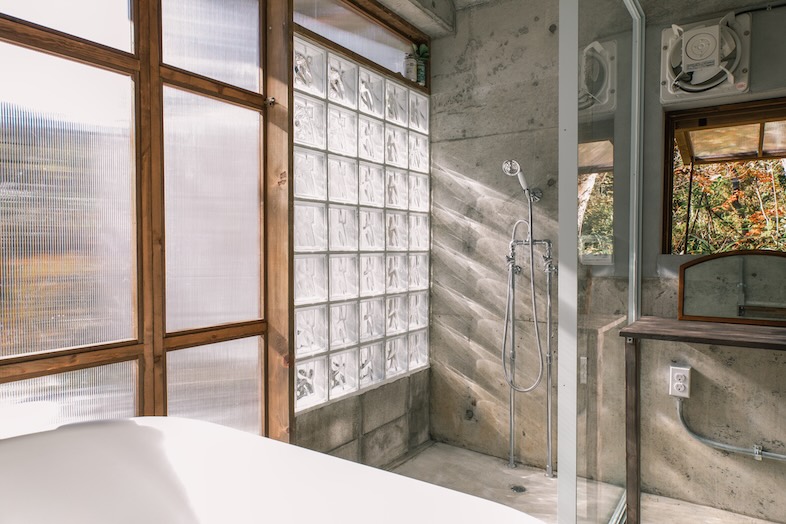 unbox okuōme｜【Bathroom】無垢の木とコンクリート、木漏れ日が印象的な空間