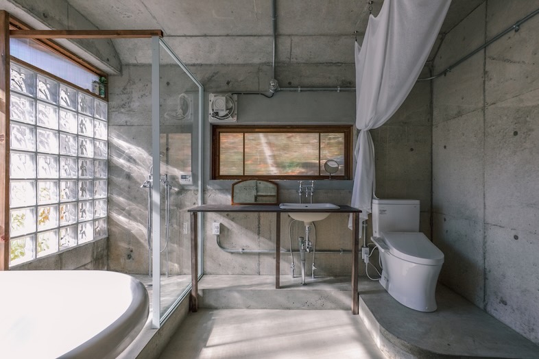 unbox okuōme｜【Bathroom】森を望む窓と無骨コンクリートのバスルームは、アパレルや商品、ポートレートなどに最適