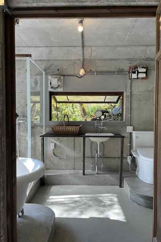 unbox okuōme｜【bathroom】森を望む窓と無骨コンクリートのバスルームは、アパレルや商品、ポートレートなどに最適