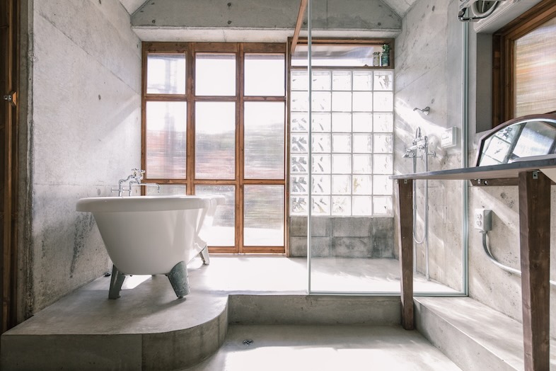 unbox okuōme｜【Bathroom】自然光が降り注ぐバスルームで爽やかなバスタブシーンが撮れる