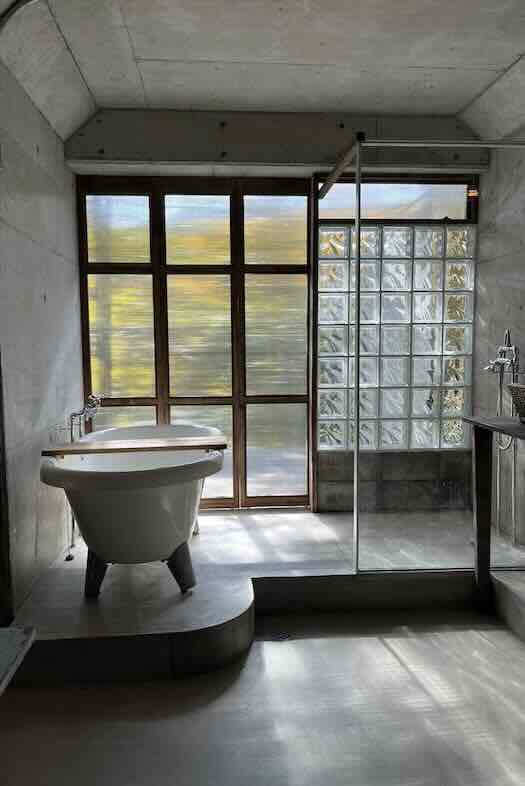 unbox okuōme｜【bathroom】自然光が降り注ぐバスルームで爽やかなバスタブシーンが撮れる