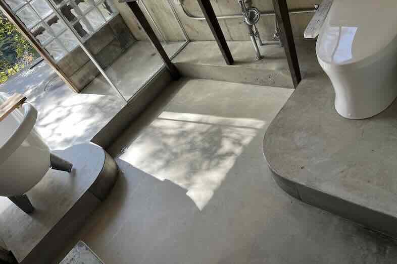 unbox okuōme｜【bathroom】無垢の木とコンクリート、木漏れ日が印象的な空間