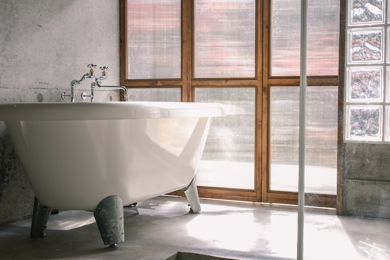 unbox okuōme｜【Bathroom】木枠窓と白いバスタブのコントラストが美しい空間