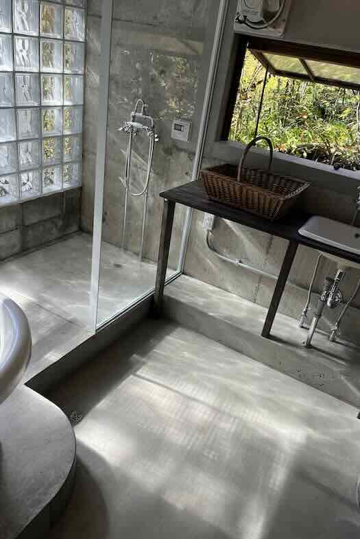 unbox okuōme｜【bathroom】木漏れ日が差し込む贅沢な洗面エリア