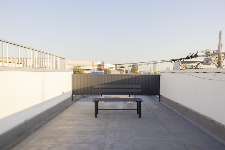 Studio Mekuru｜【屋上】シンプルで広い抜け感のある屋上は、ファッション・全身カット・MV撮影に使いやすい空間