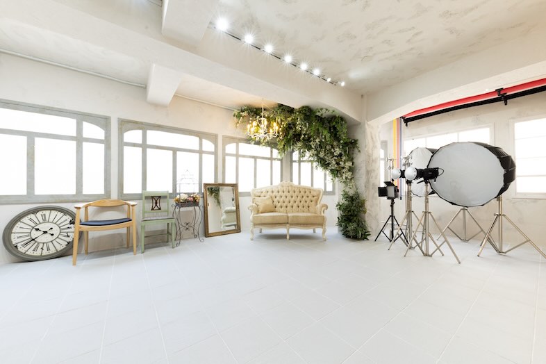 スタジオオウル馬喰町店｜天井から床まで自然光が注ぐ白を基調とした空間は、ウェディングやマタニティ、ポートレート撮影に最適