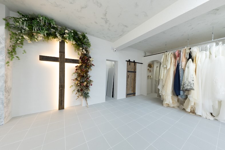 スタジオオウル馬喰町店｜天然木の枯木で制作された大型十字架を背景に撮影できるのはここだけかも？！