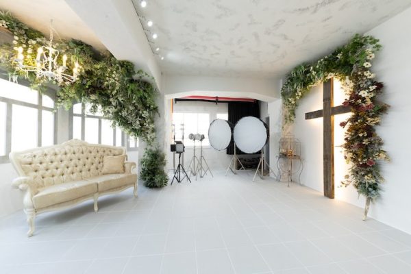 フォトウェディングに最適な空間では、ソファを中心とした構図での座位カットも映えます