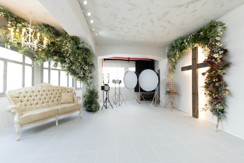 スタジオオウル馬喰町店｜フォトウェディングに最適な空間では、ソファを中心とした構図での座位カットも映えます