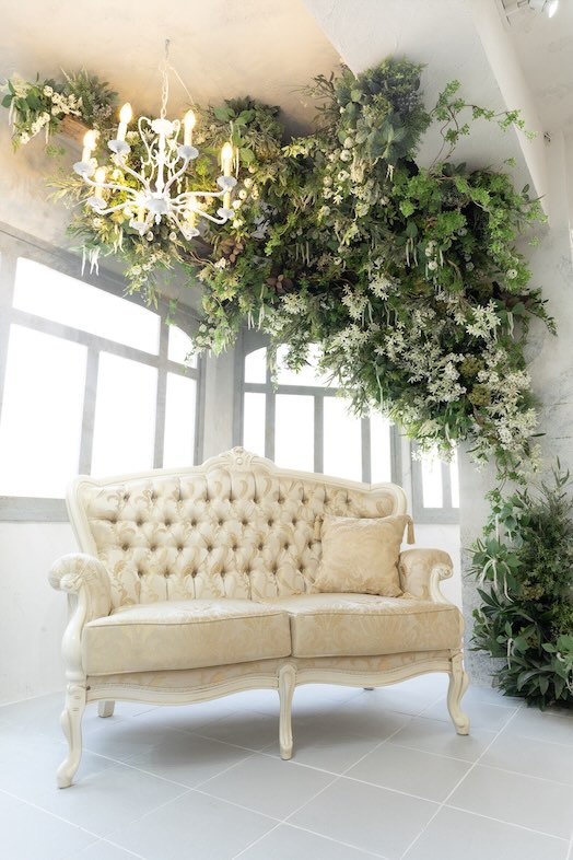 スタジオオウル馬喰町店｜ボリュームのあるグリーン装飾とソファが上品に調和しているので、ウェディングや宣材撮影に理想的なスタジオ