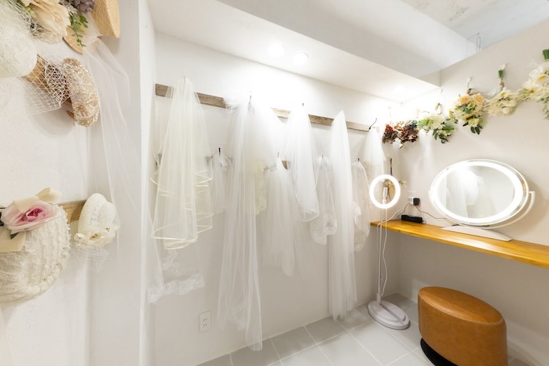 スタジオオウル馬喰町店｜ヴェールやブーケが並ぶドレッシングスペース