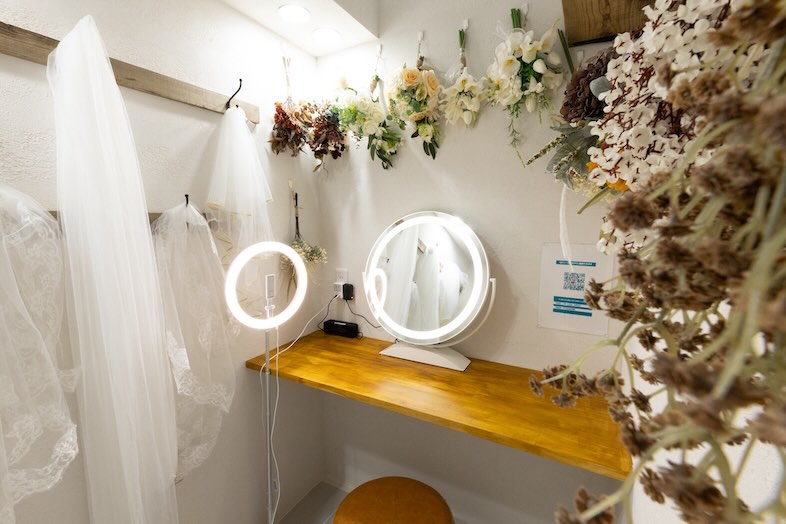 スタジオオウル馬喰町店｜ミラー付きの支度台と小物が揃ったフィッティング＆メイクスペース