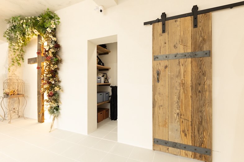 スタジオオウル馬喰町店｜木製ドアや装飾の草花などの造作が被写体をさらに引き立てます