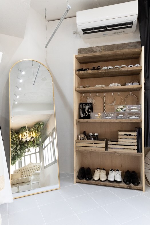 スタジオオウル馬喰町店｜姿見やドレスに似合う小物が並ぶ棚が整然と配置