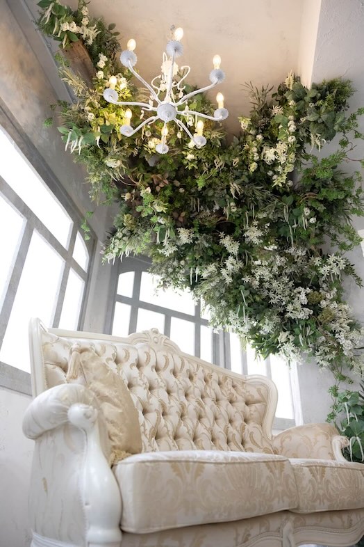 スタジオオウル馬喰町店｜14種のスワッグとシャンデリアで構成された映える天井装飾