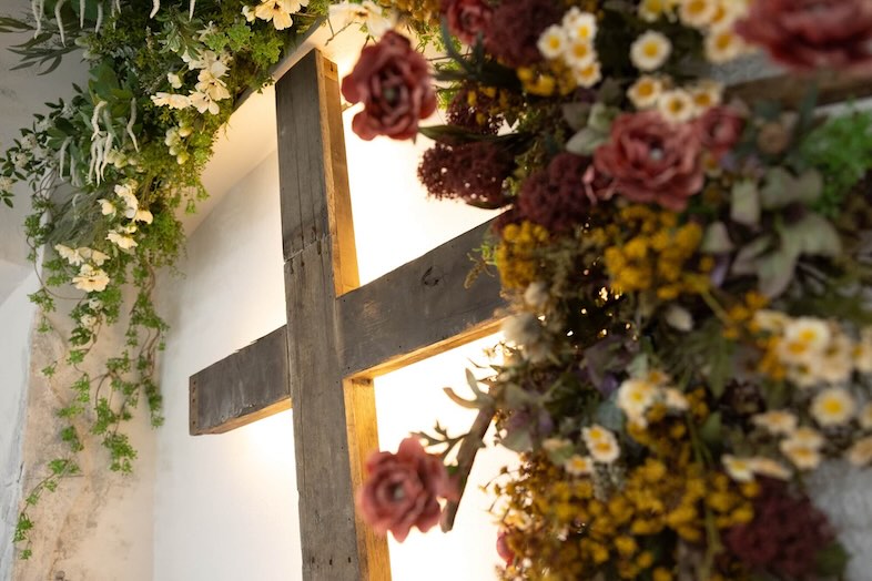 スタジオオウル馬喰町店｜2m超のクロスは、調光が可能なので、ホワイト背景〜暖色のムードまで自在に演出できます