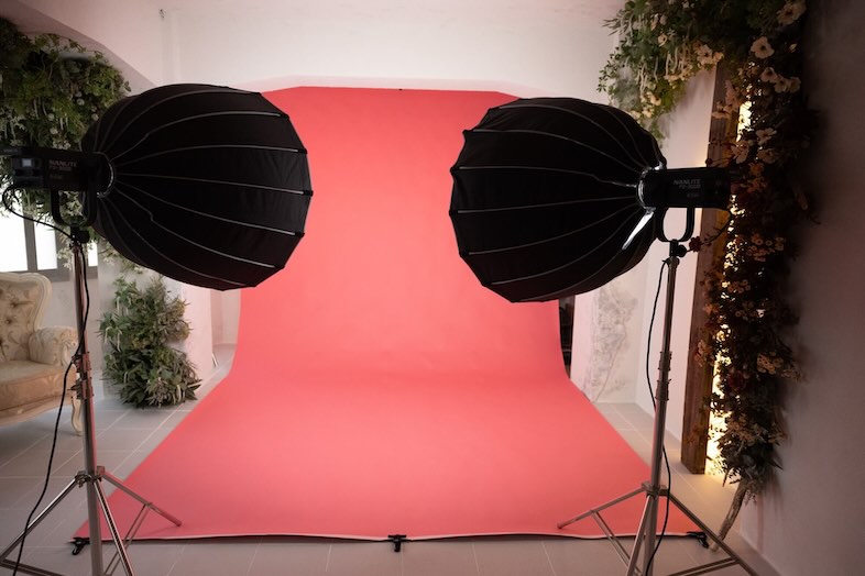 スタジオオウル馬喰町店｜ピンクのバックペーパーは、ファッション撮影やSNS用撮影におすすめ
