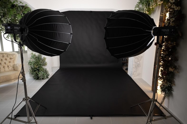 スタジオオウル馬喰町店｜モードなビジュアルを作れる黒バックペーパーは、ポートレートやMV撮影、エッジの効いた撮影に◎