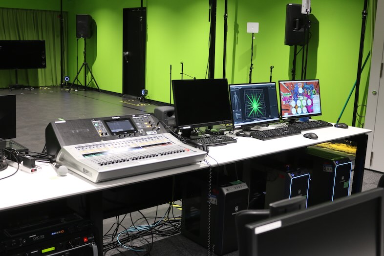 トメロンスタジオ｜機材の整ったオペレーションルームで高品質なライブ配信にも対応