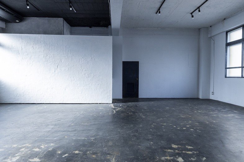DELTA HOUSE STUDIO（IKEBUKURO）｜EC撮影や商品撮影にも使いやすい、広い白壁を背景にしたシンプルな空間