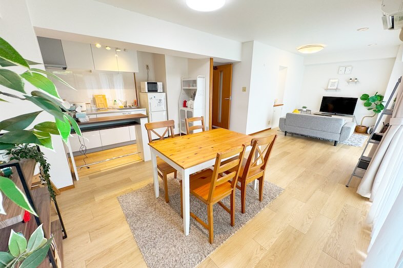 上野毛マンション / 高商スタジオ｜【001号室】キッチン・ダイニング・リビングと全体を繋いだ動線での撮影が魅力