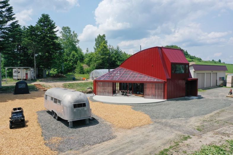 Villa Hokuto｜【外観】赤×緑のコントラストが鮮やかなロケーション