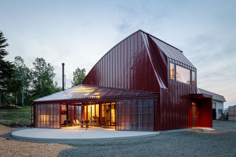 Villa Hokuto｜【外観】夕暮れ時にだんだんと赤く染まる外観