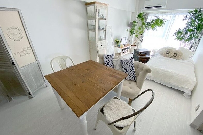 亀戸902マンションスタジオ｜白を基調としたフレンチシャビーなテイストで統一された空間