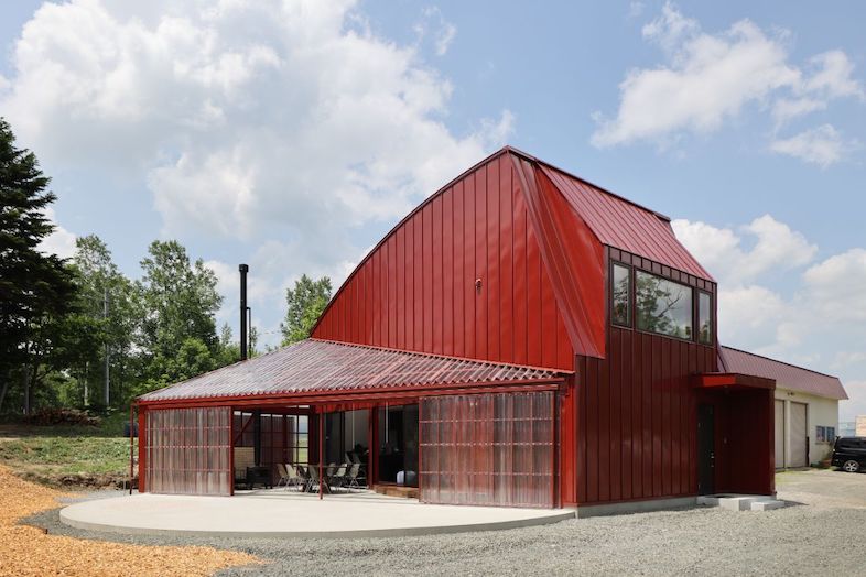 Villa Hokuto｜【外観】青空と赤い外壁がドラマチックに映えます