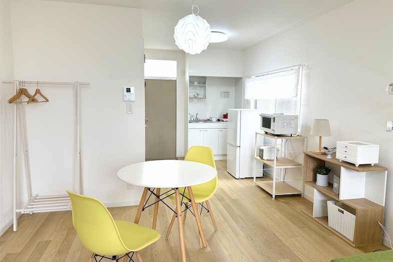 小竹向原アパート / 高商スタジオ｜【201】白基調のインテリアとフローリングがスッキリとした雰囲気の部屋