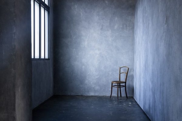 モルタル壁と陰影は世界観を際立たせる撮影に最適