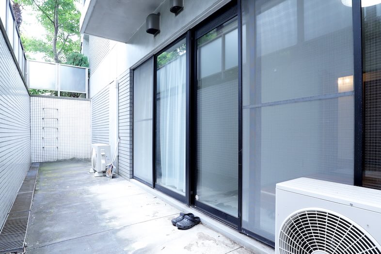 上野毛マンション / 高商スタジオ｜【001号室】寝室からそのまま出られる寝室側ベランダ