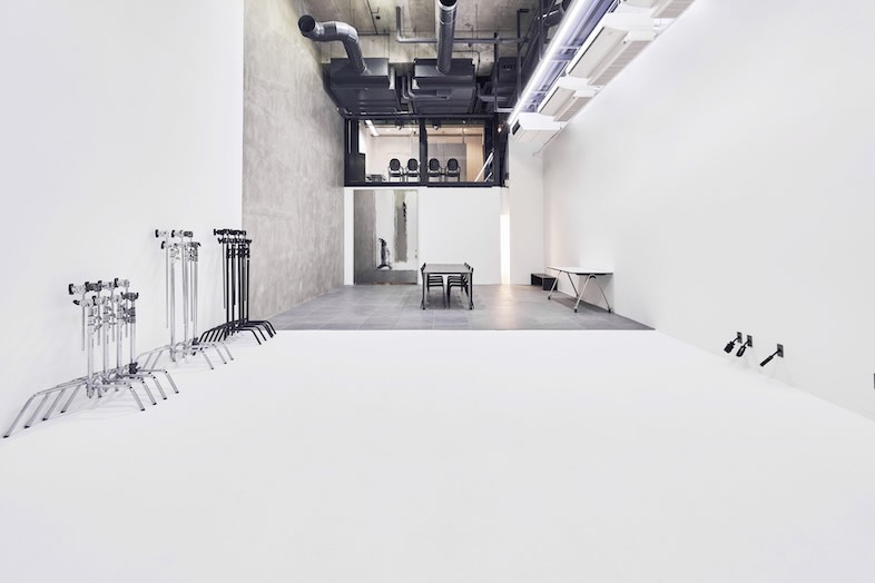 RAISONNE AKASAKA｜【B2F】天井高6.5mに広がる白の世界は、スチールもムービーも映える抜群のロケーション