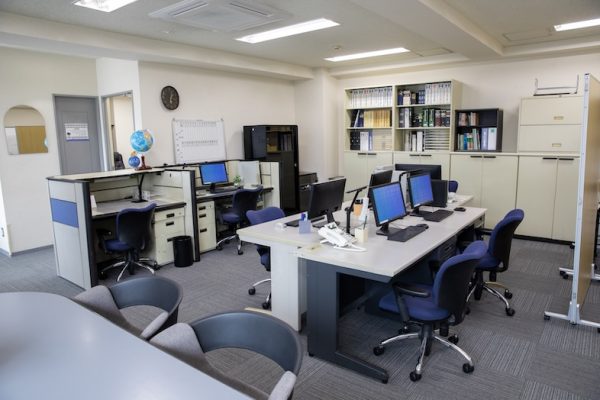 【オフィス】実務感あふれるレイアウトなので、働くリアルな日常をそのまま再現できます