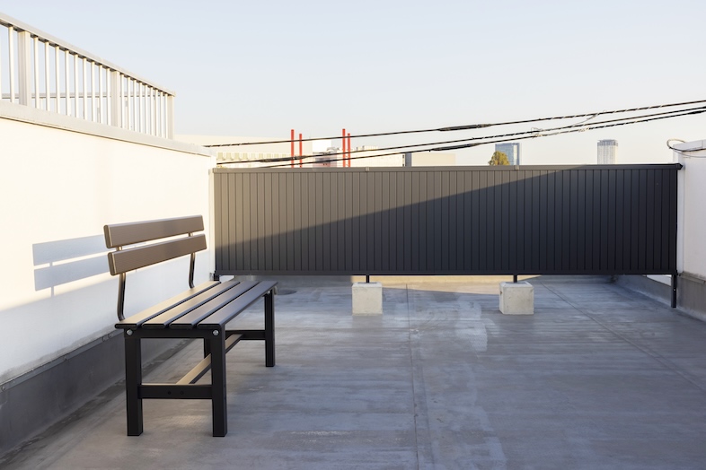 Studio Mekuru｜【屋上】ベンチがアクセントになる落ち着いた一角は、座りカットやスチル撮影におすすめ