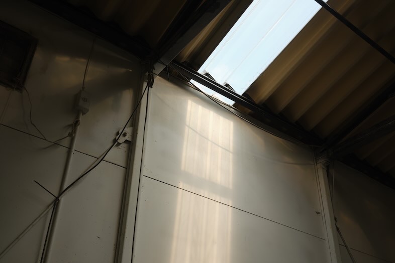 服部プロスタジオ PART1｜天井開口部から自然光が差し込みます