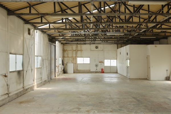 シンプルながら味のある白壁とコンクリート床