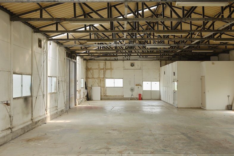 服部プロスタジオ PART1｜シンプルながら味のある白壁とコンクリート床