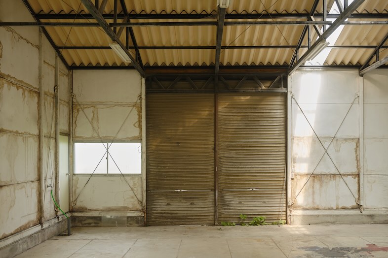 服部プロスタジオ PART1｜シャッターを背景に、アパレルや商品の撮影が可能です