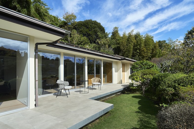 J studio 鎌倉 丘の家｜平屋の落ち着いた佇まいや芝生を広く使ったCM撮影やアウトドア風カットにも相性抜群