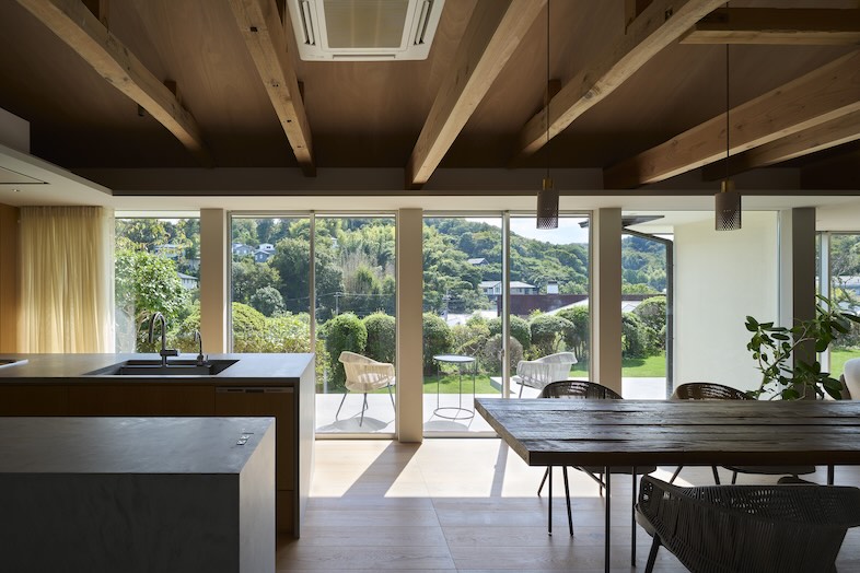 J studio 鎌倉 丘の家｜全面窓から差し込む自然光が人物も商品も美しく魅せるスタジオ