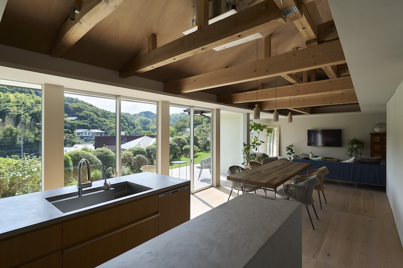 J studio 鎌倉 丘の家｜ウッド天井と大開口の組み合わせがつくる圧倒的な開放感