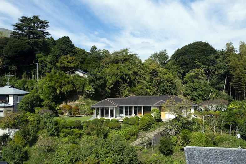 J studio 鎌倉 丘の家｜緑に抱かれた丘の家は屋外ロケのカット挿入にも