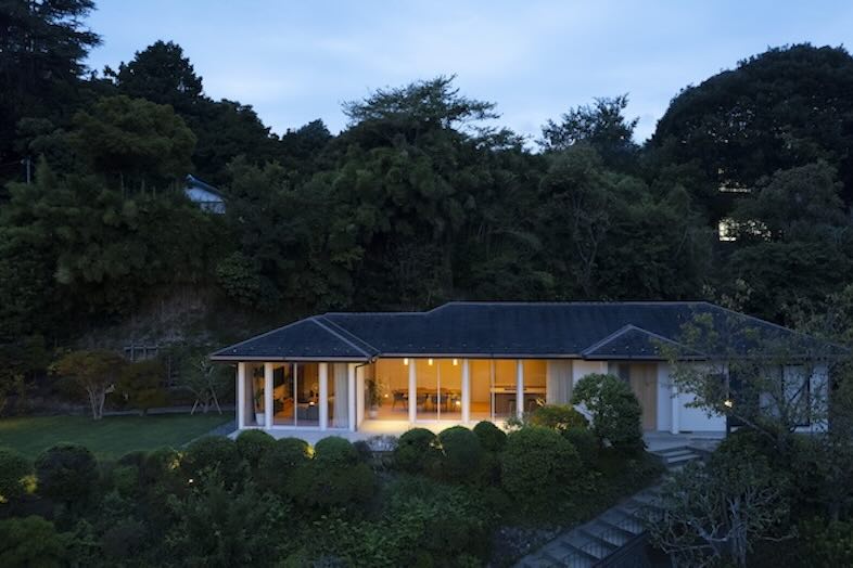 J studio 鎌倉 丘の家｜ガラス張りの室内に夕日のグラデーションが映えるのでドラマチックな撮影ができる